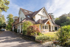 The Gables Penthouse - 15-Minute Walk to Branksome Chine Beach